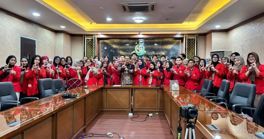 Mahasiswa Fakultas Hukum Unhas yang tergabung dalam organisasi Lets Institute melaksanakan kegiatan “Lets Visit” ke Kejaksaan Tinggi Sulsel, Jumat (12/12/2025). (dok lets institute)